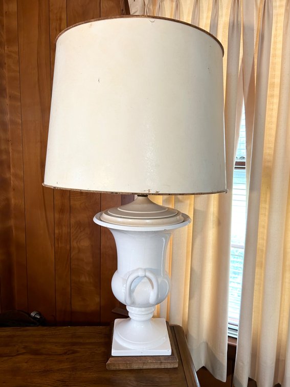 CERAMIC TROPHY TABLE LAMP