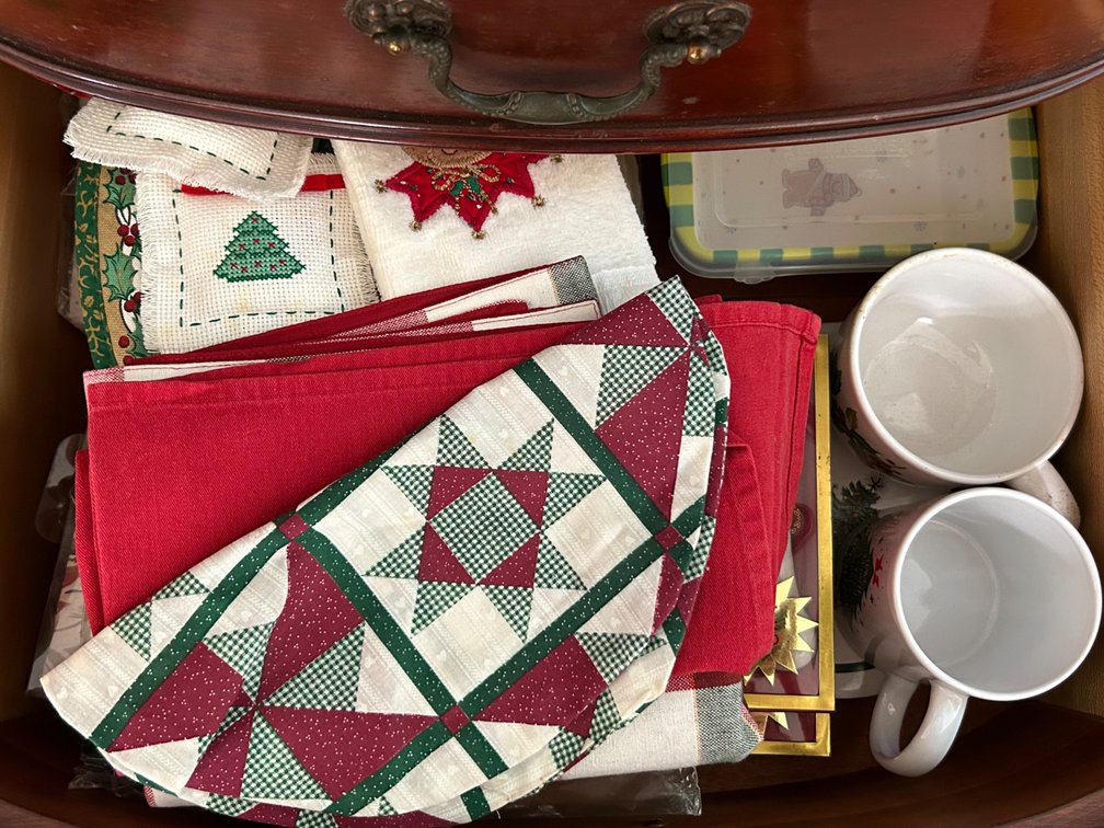 CHRISTMAS TABLE CLOTH, TEMP-TATIONS, LENOX