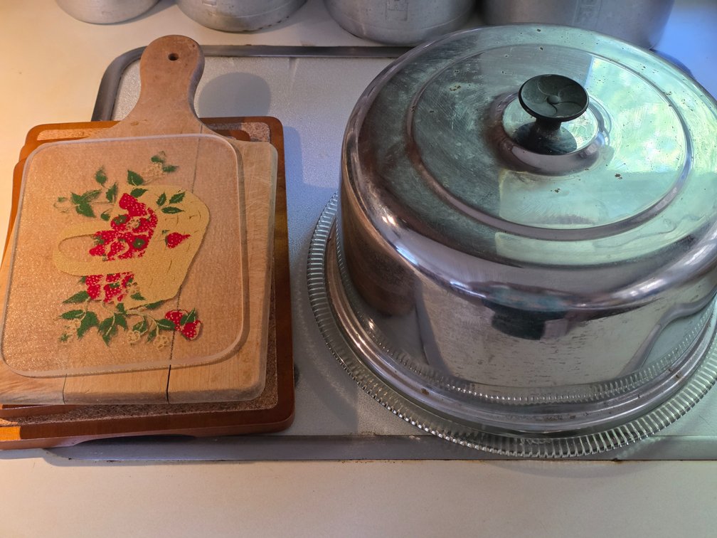 CAKE CARRIER, CUTTING BOARDS