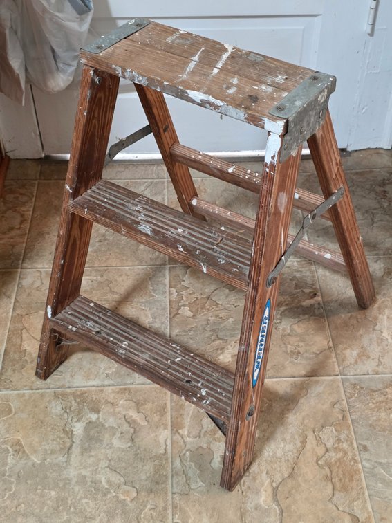 STEP LADDER