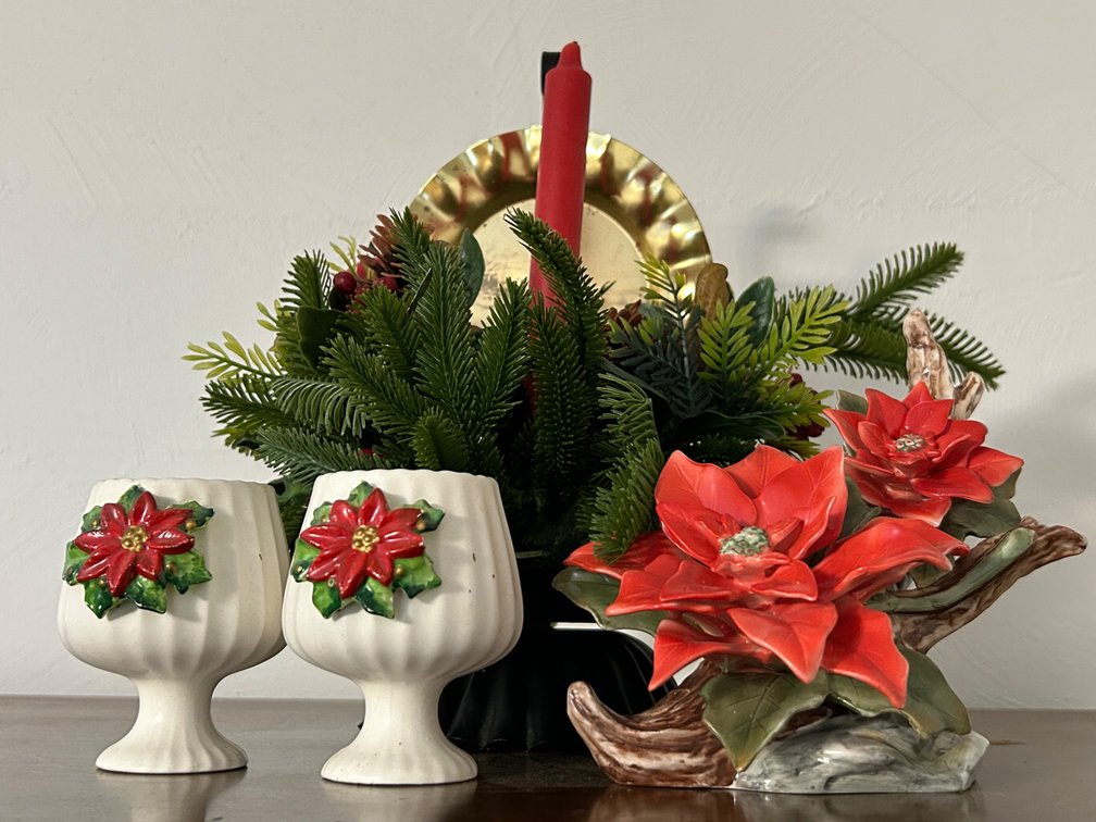 PORCELAIN POINSETTIA DECOR