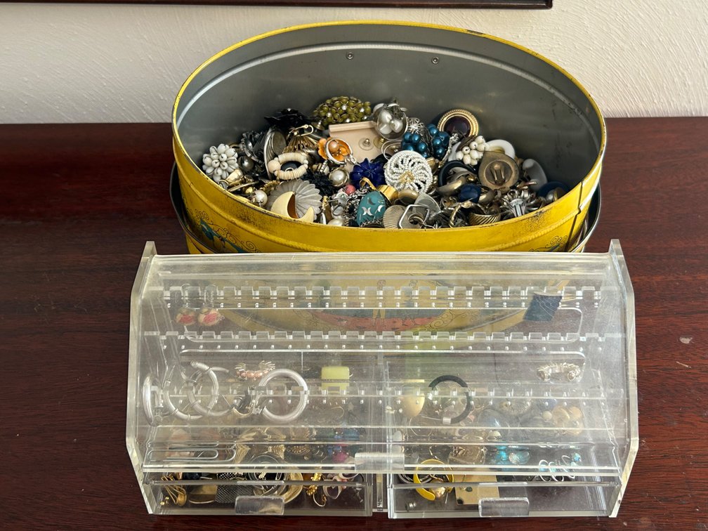 METAL TIN with VICTORIAN FIGURES, EARRINGS, ORGANIZER