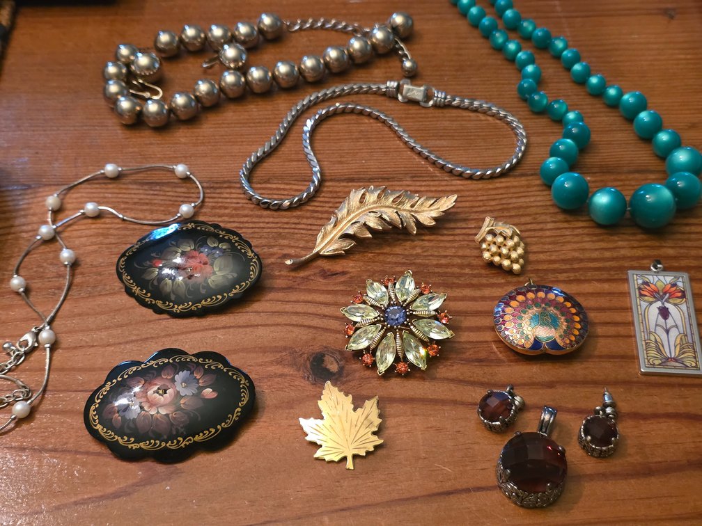 VINTAGE COSTUME JEWELRY