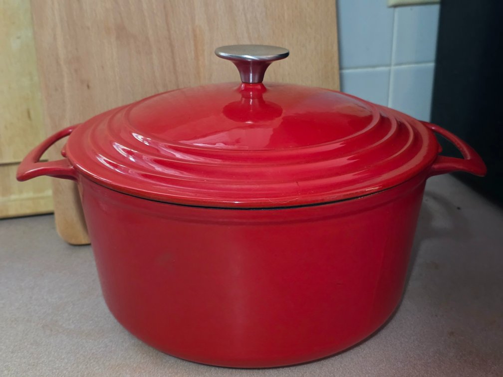 COOKS CAST IRON DUTCH OVEN