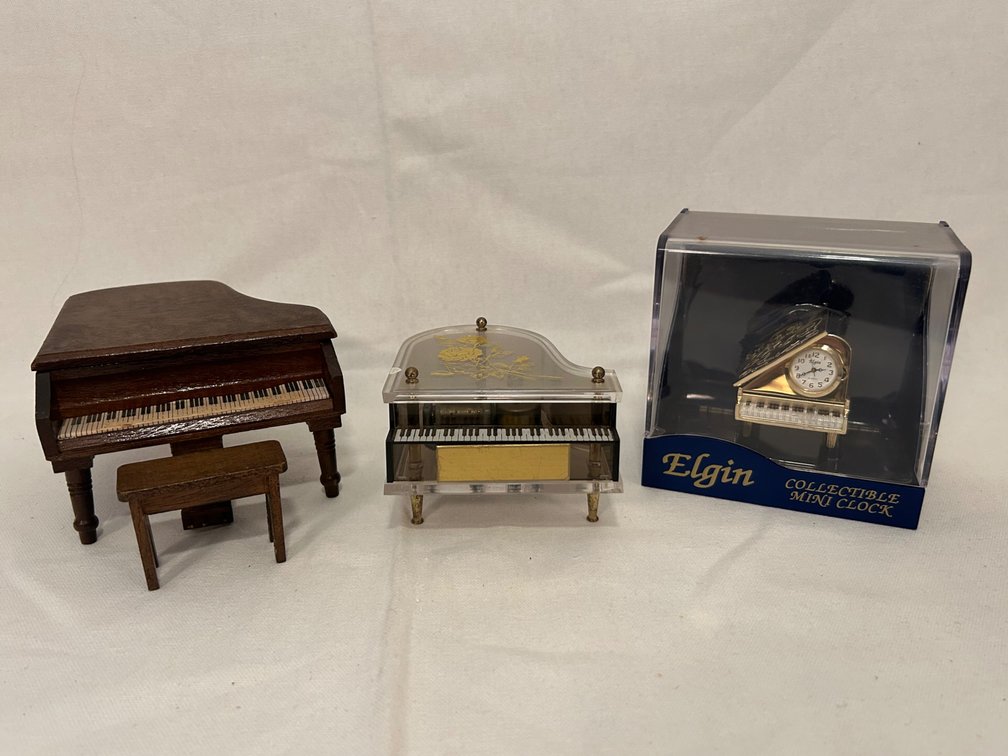 VINTAGE PIANO MUSIC BOXES