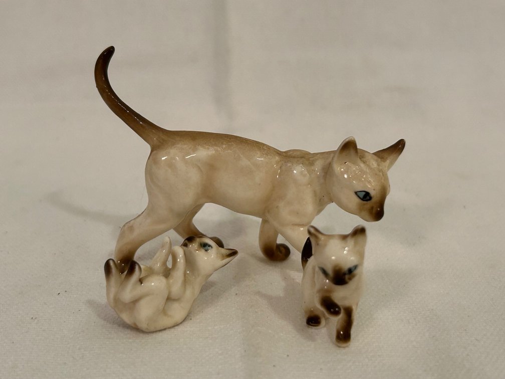 MINIATURE CERAMIC SIAMESE CAT FIGURINES