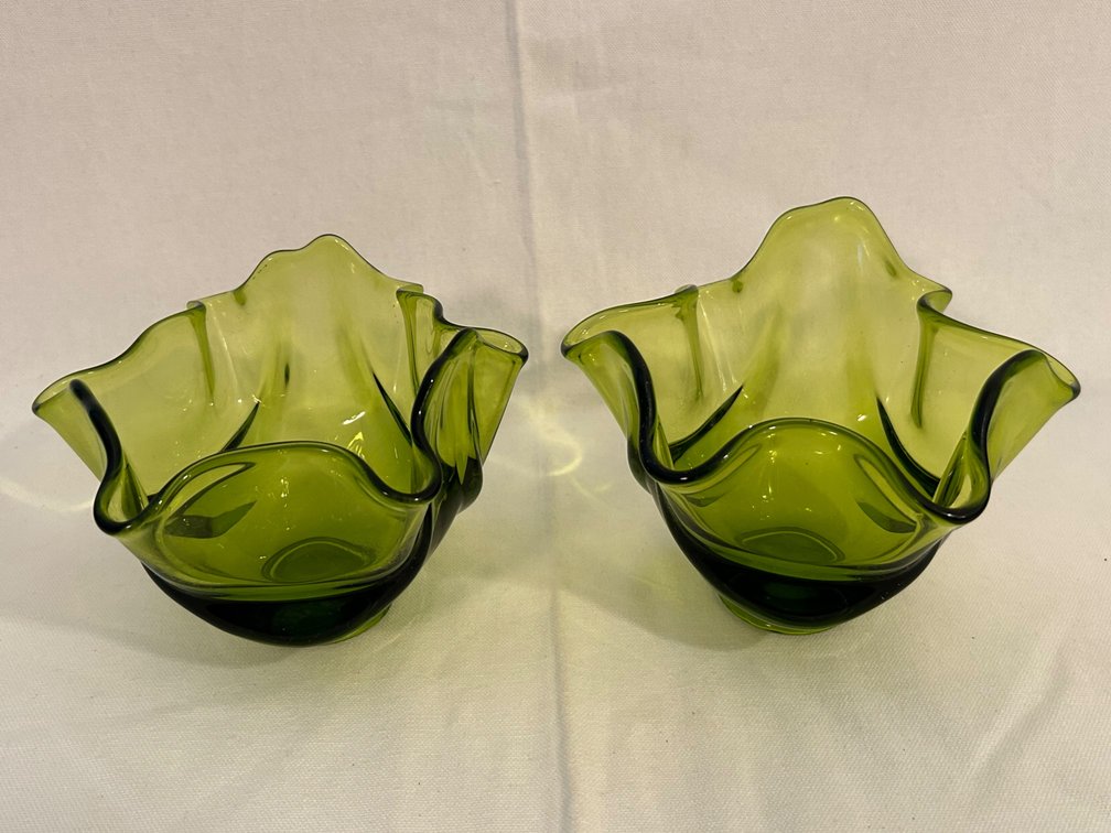 AVOCADO GREEN SWUNG GLASS BOWLS