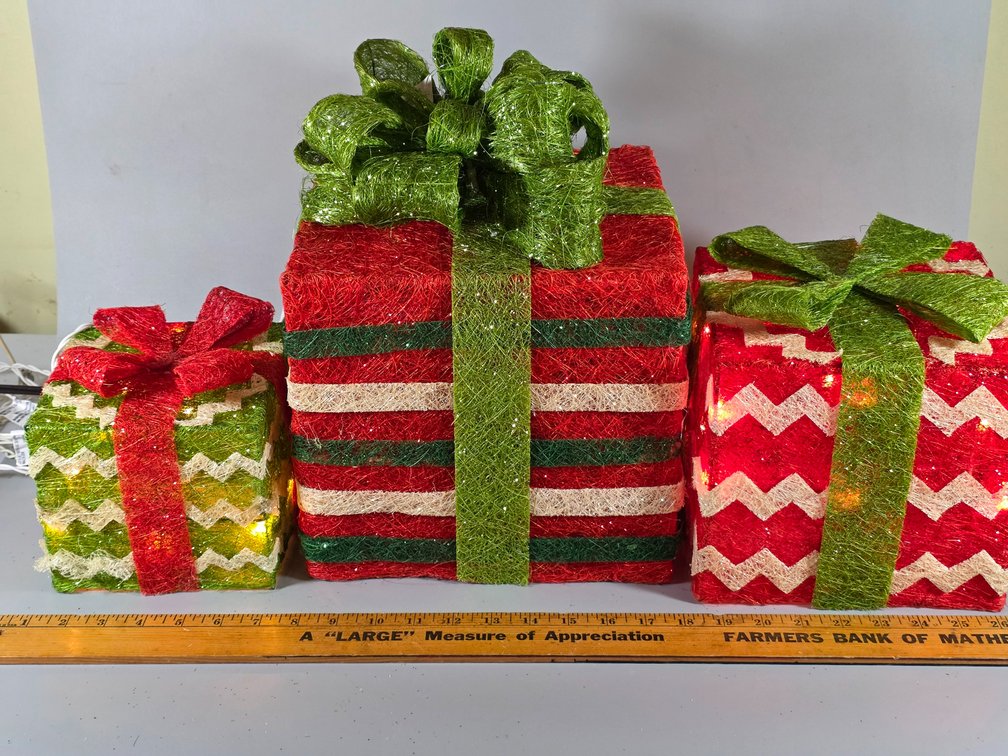 RAZ CHRISTMAS LIGHT-UP PACKAGES