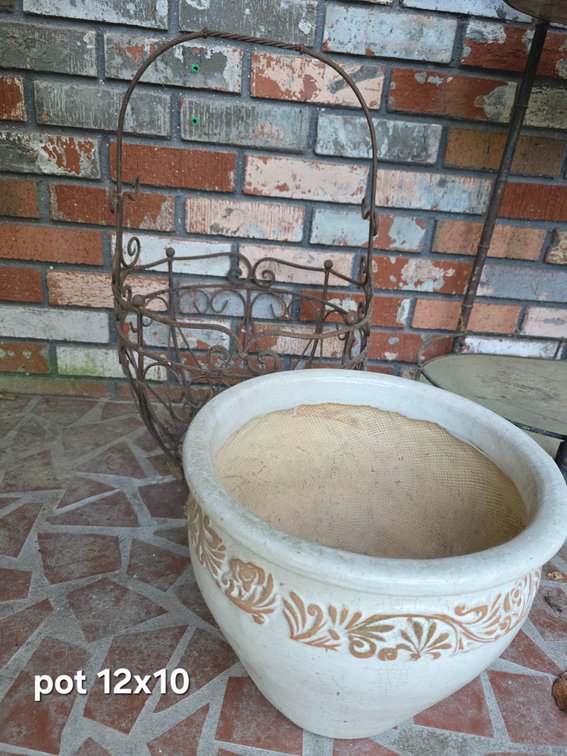 CERAMIC POT, IRON BASKET