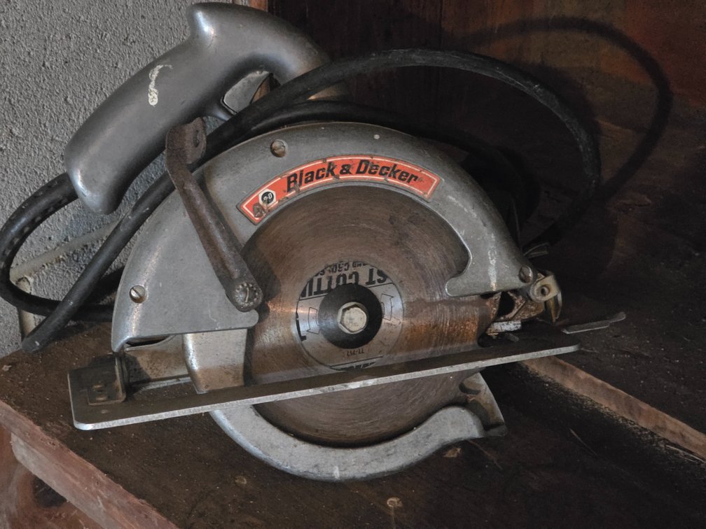 BLACK & DECKER CIRCULAR SAW