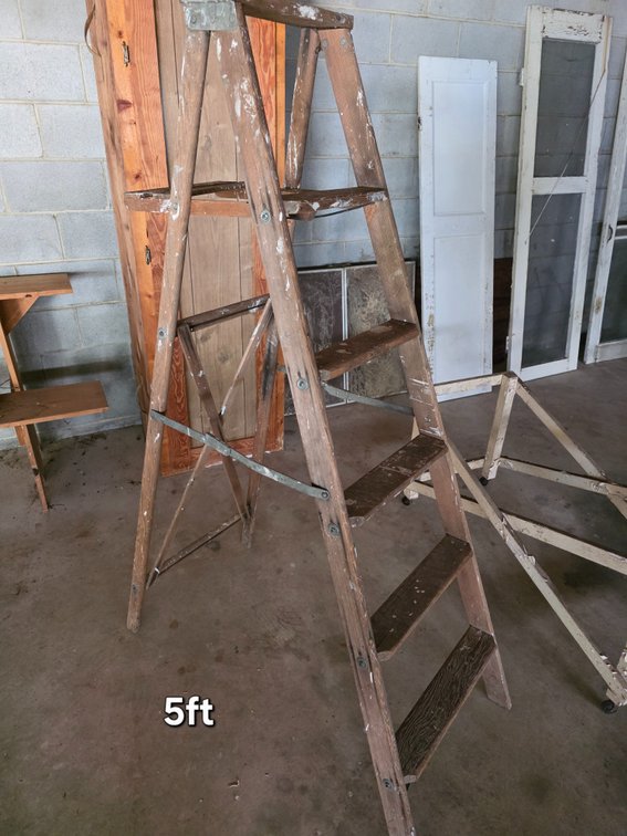 STEP LADDER