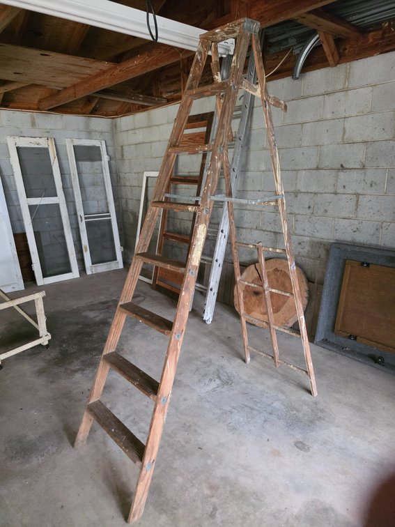 STEP LADDER