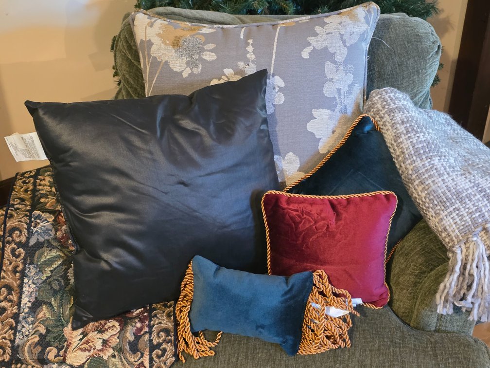 PILLOWS, THROW