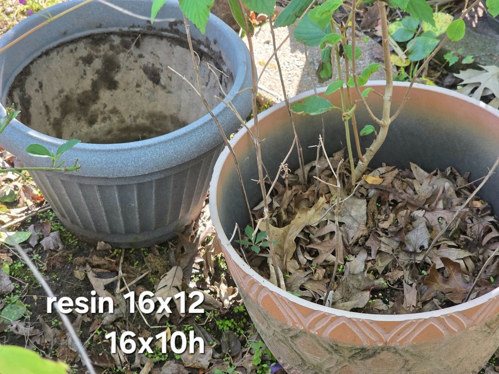 RESIN PLANTERS