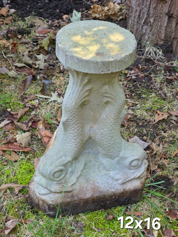 CONCRETE FISH DESIGN PEDESTAL