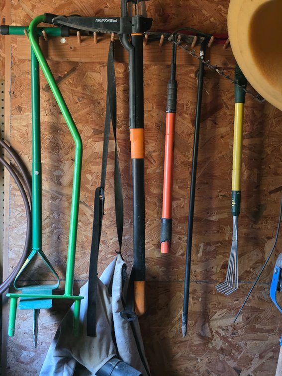 WALL GARDEN TOOL LOT
