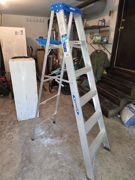 ALUMINUM STEP LADDER