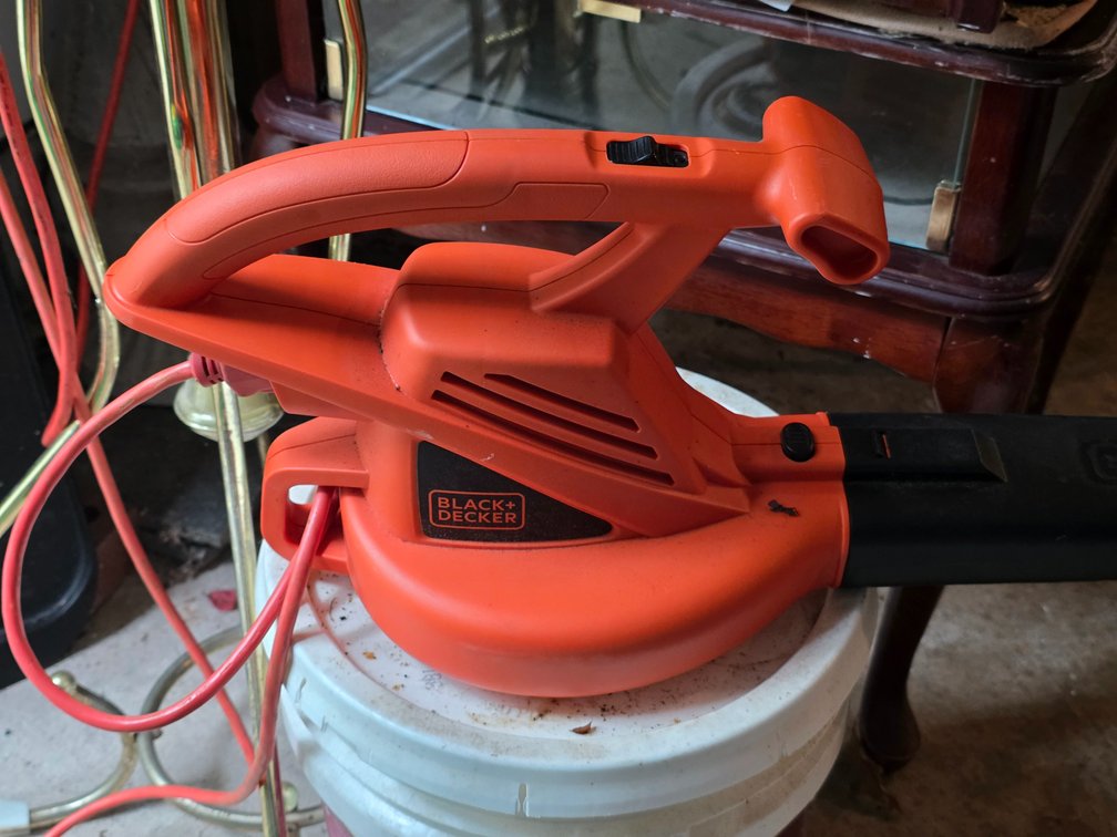 BLACK and DECKER BLOWER