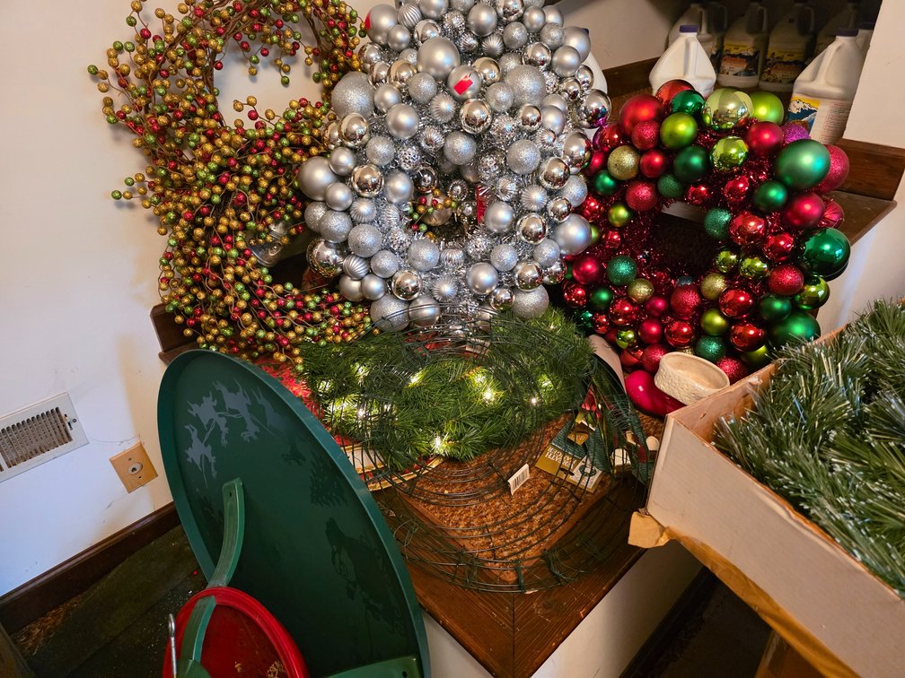 WREATHS, TREE SKIRT