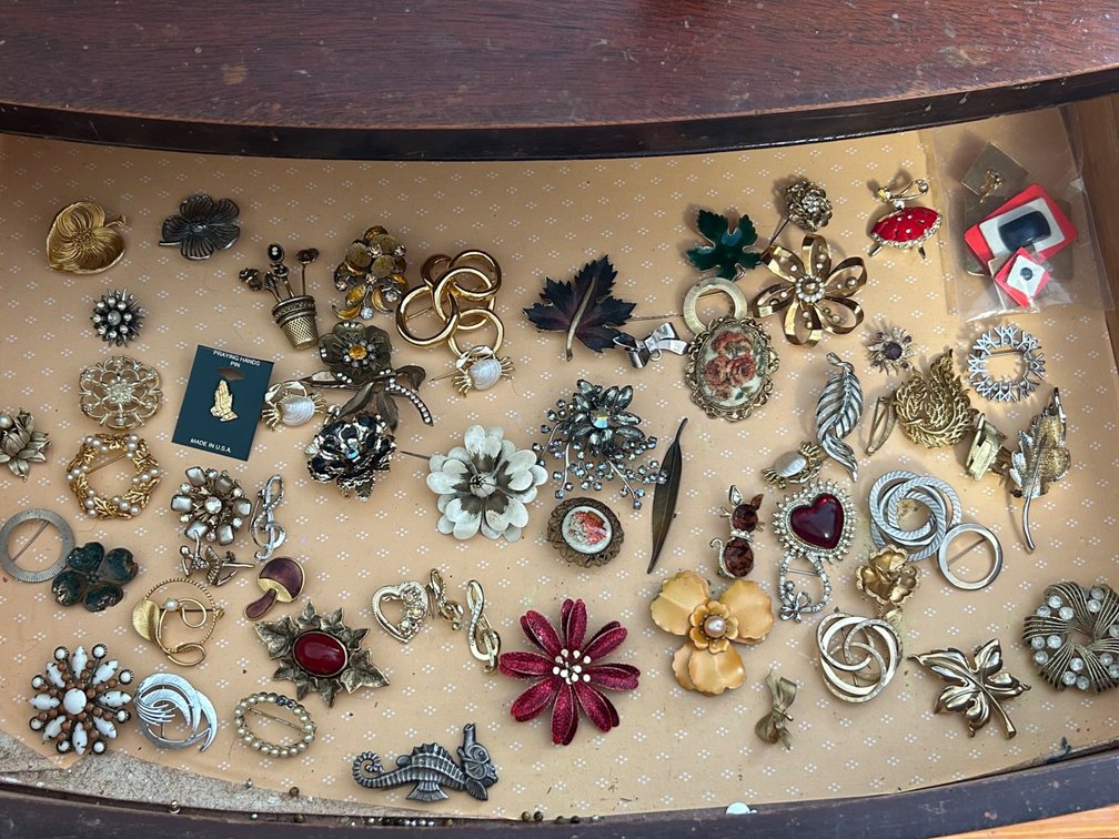 VINTAGE BROOCHES