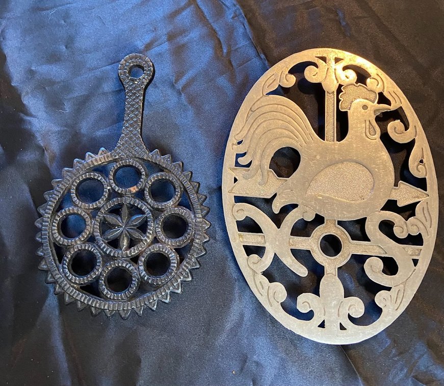 Wilton Metal oval and rooster trivet.