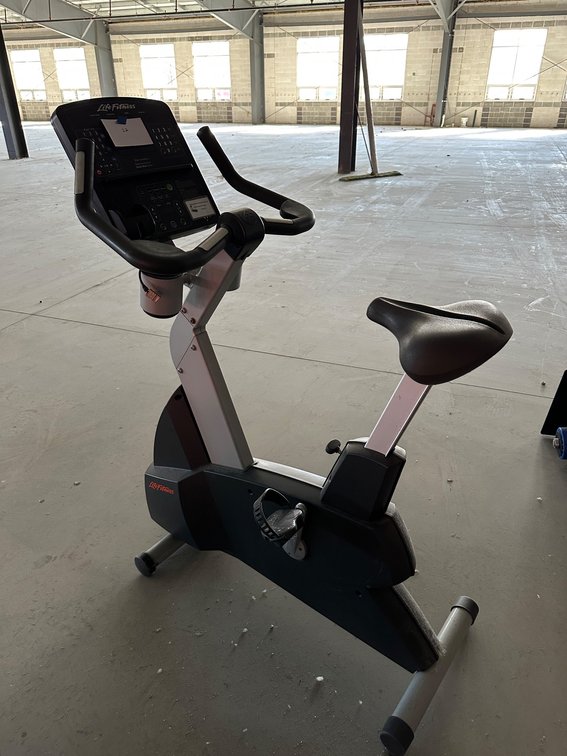 Life Fitness CLSC Upright Exercise Bike