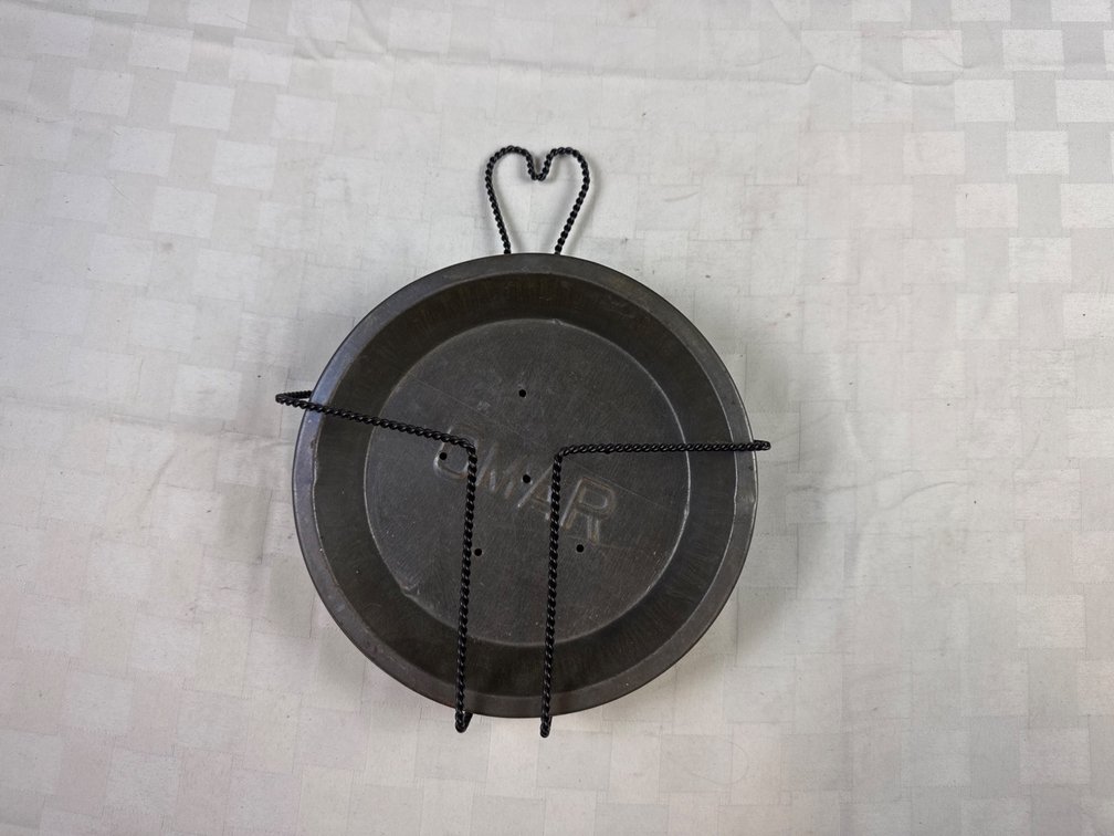 Jane Parker and Omar Pie Tins with Metal Wire Holder