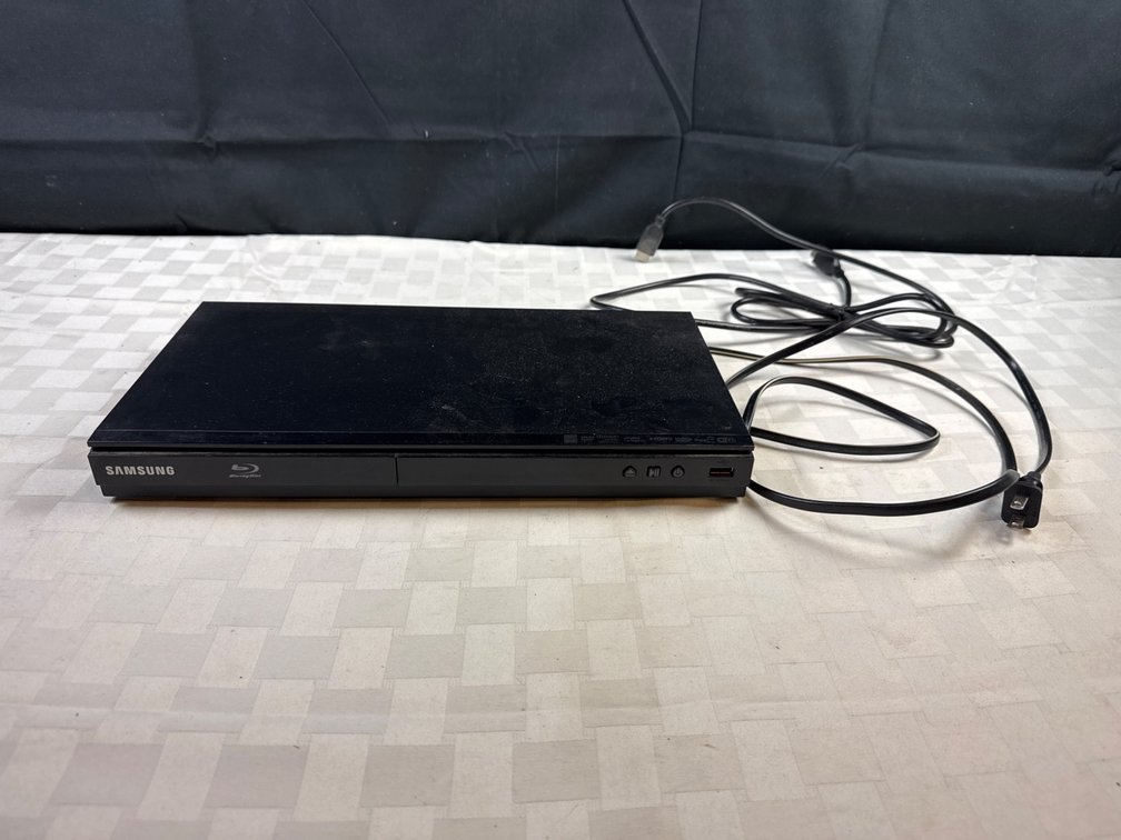 Samsung BD-F5100 Blu-ray Disc Player with Power and HDMI Cord