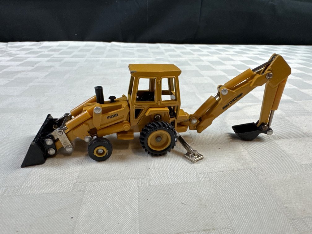 Ertl Ford Tractor Diecast Metal Backhoe Loader