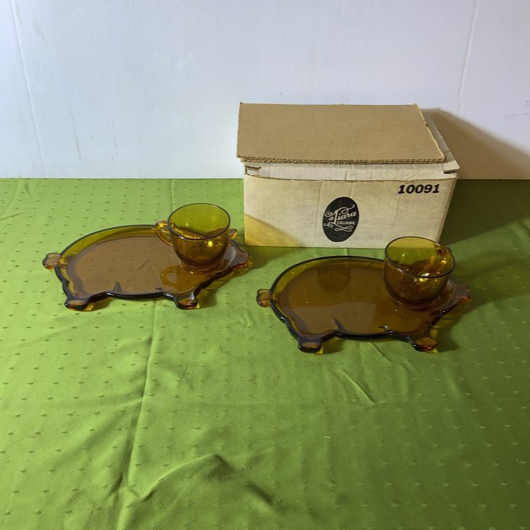 Tiara Exclusive Amber Pig Snack Set with Cups