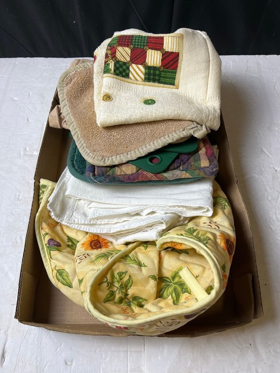 Pot Holders and Oven Mitts Lot
