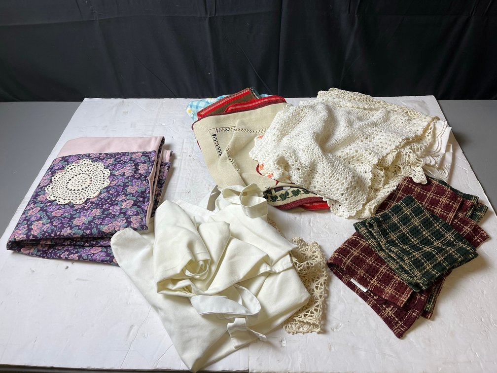 Linens Tablecloths Doilies and Napkins