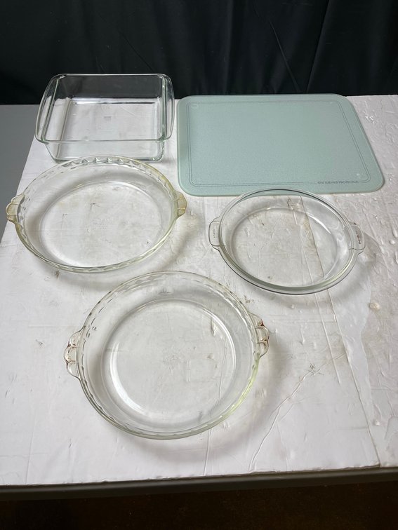 Pyrex Bakeware Assortment With Surface Protector