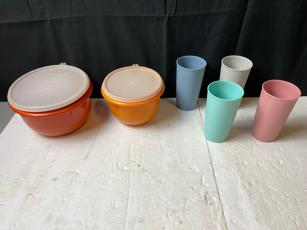 Tupperware Bowls with Lids and 4 Tumblers Set
