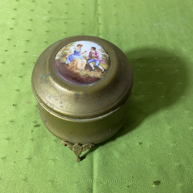 Sprague New York Footed Music Box With Figural Lid