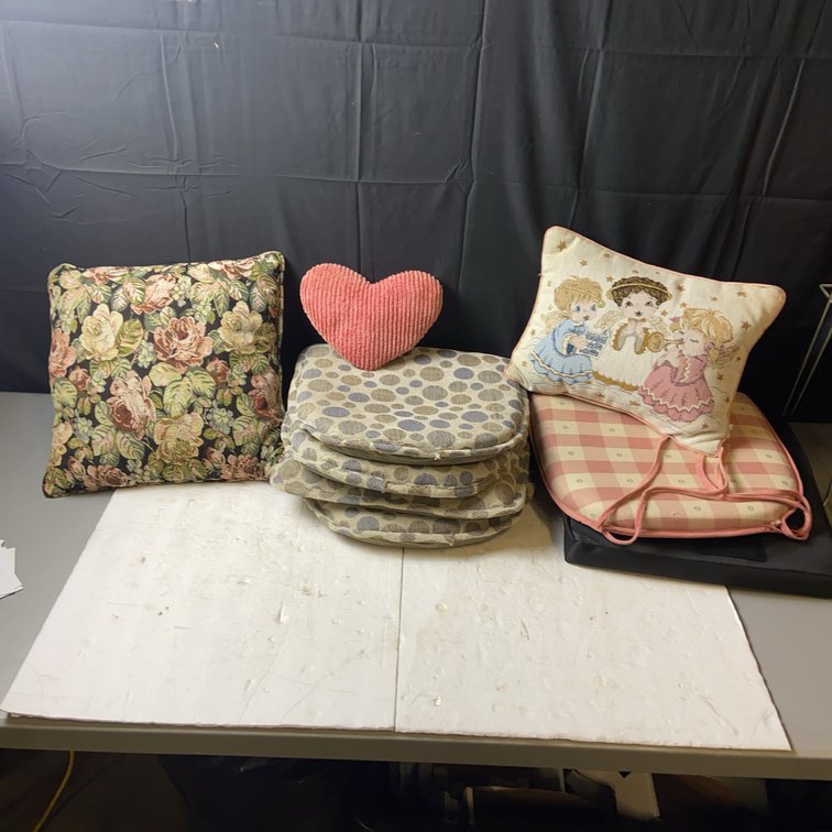 Decorative and Seat Cushions, 7 Pieces