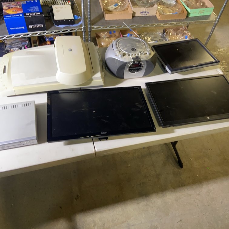 Lot: Monitors, Scanner, CD Player, DVD