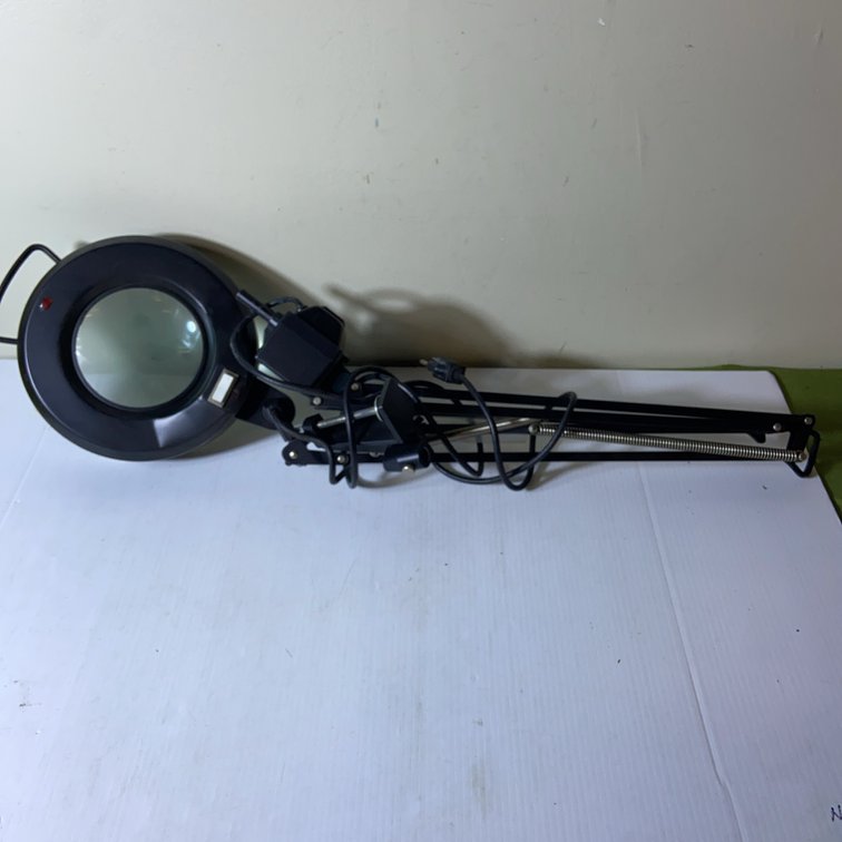 Magnifying Desk Lamp With Clamp and Light