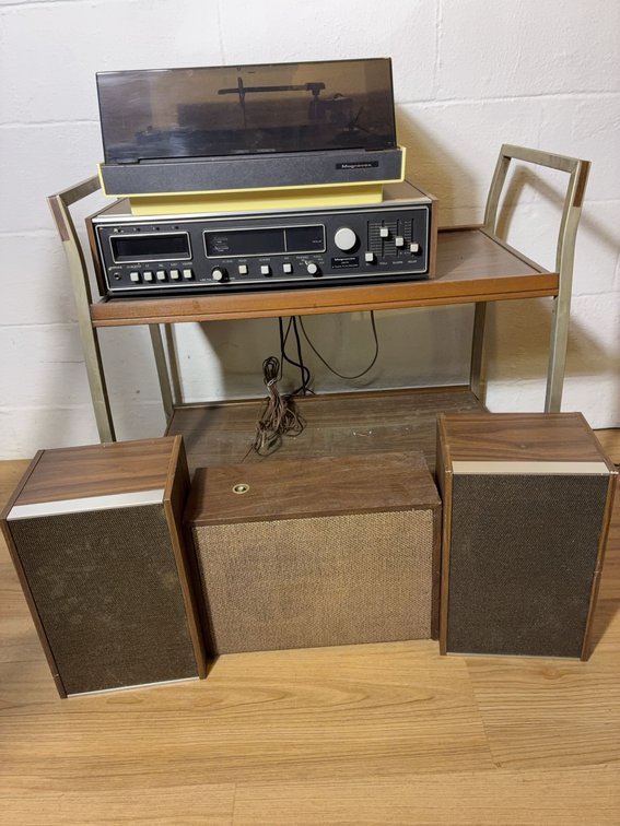 Magnavox IV9073 Stereo System With Speakers