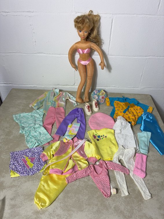 Mattel 1985 Barbie Fashion Doll w/ Clothes