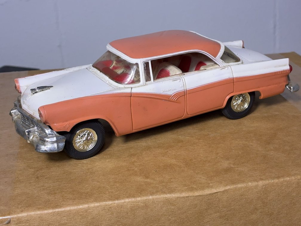 AMT 1956 Ford Fairlane Victoria Model Car