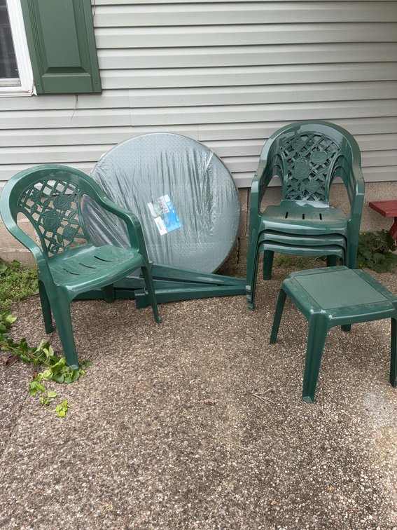 Syroco 5-Piece Green Resin Patio Set