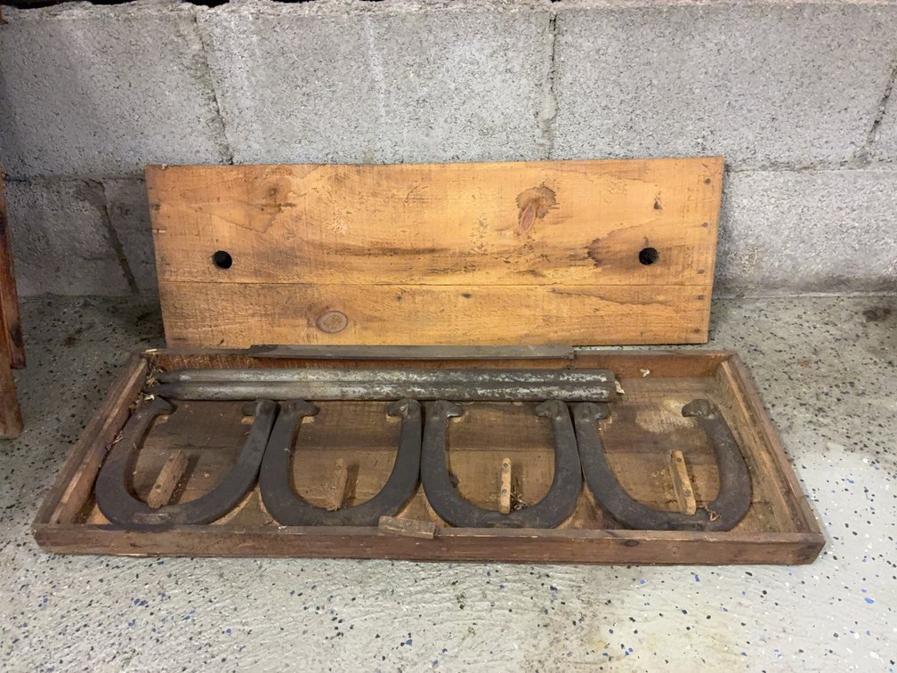 Royal Horseshoe Set With Wooden Case