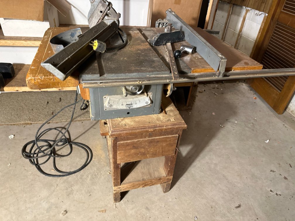 Vintage Table Saw Powers On, Belt Turns, No Blade