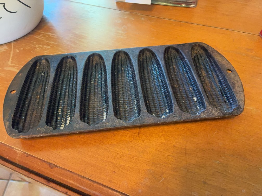 Lodge 2732 Cast Iron Cornbread Pan Mold