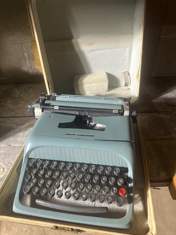 Olivetti Underwood Typewriter With Case