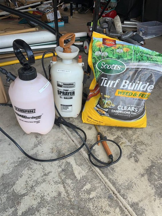 Lawn Spray Tanks & Scotts Turf Builder Lot