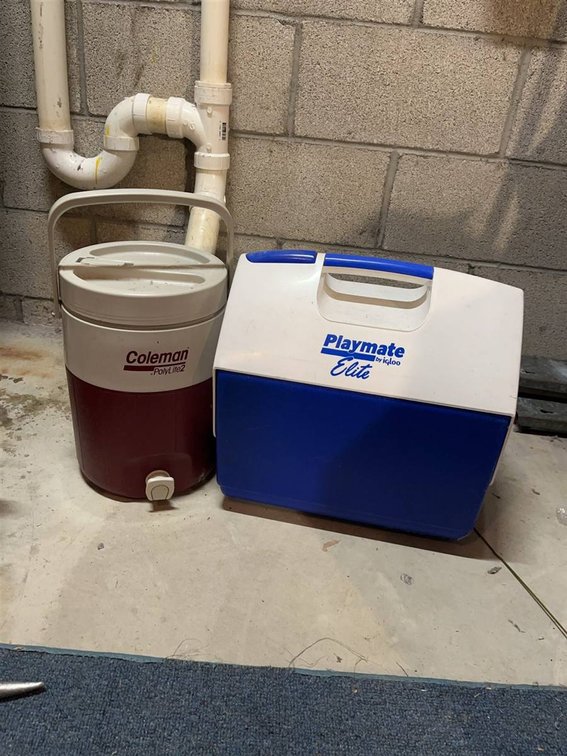 Coleman Beverage Cooler & Igloo Playmate Elite