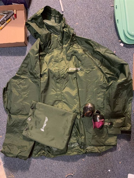 Frogg Toggs Rain Jacket XL/2XL With 2 Reels