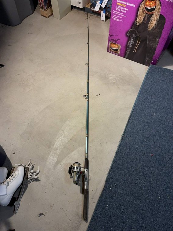 Daiwa 7600A Spinning Reel with Fishing Rod